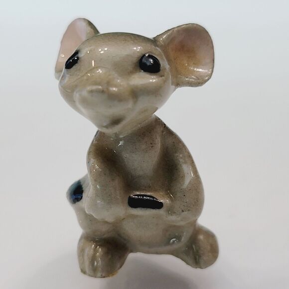Hagen Renaker Mouse Miniature Figurine Holding Tail 1'' - Picture 2 of 8
